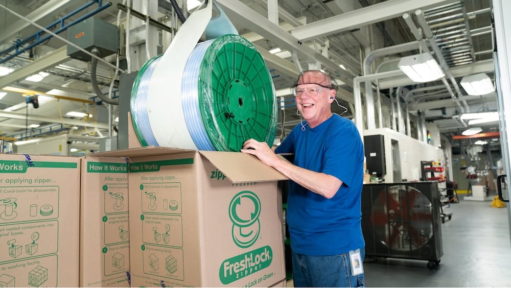 Fresh-Lock employee handlinga closure spool